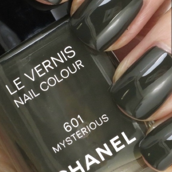 CHANEL Le Vernis 601 Mysterious Nail Polish - Picture 2 of 7